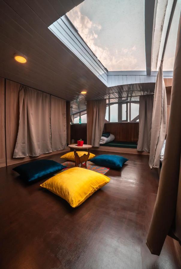 Hostel Tag Along 2 0 *