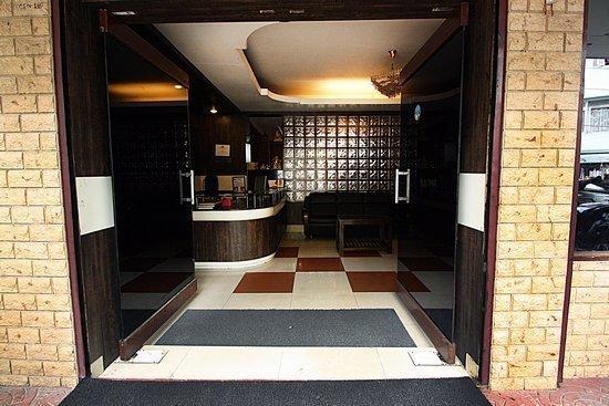 Hotel Fabhotel Palzor Stadium Road *