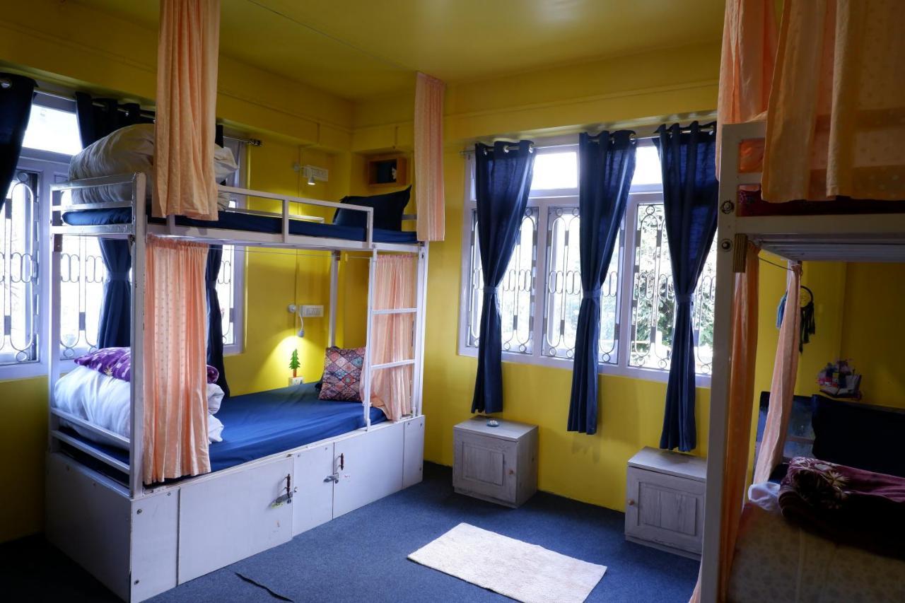 Hostel Tag Along 2 0 *