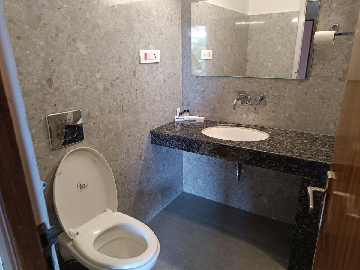 Hotel 100 Petals - 12 Mins From Mg Marg 3*