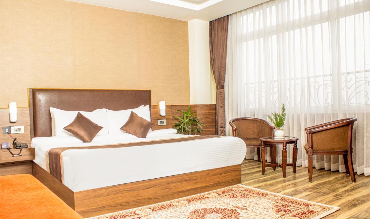 Shangri La 3*