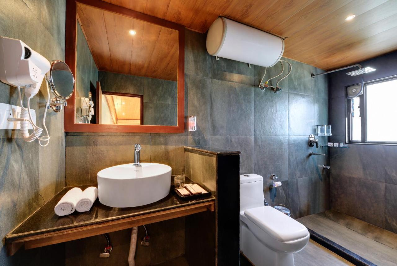 Shangri La Hotel 3*