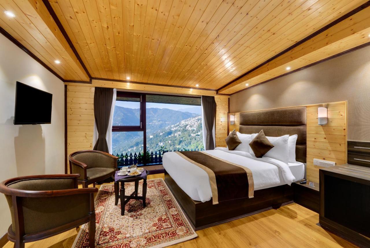 Shangri La Hotel 3*