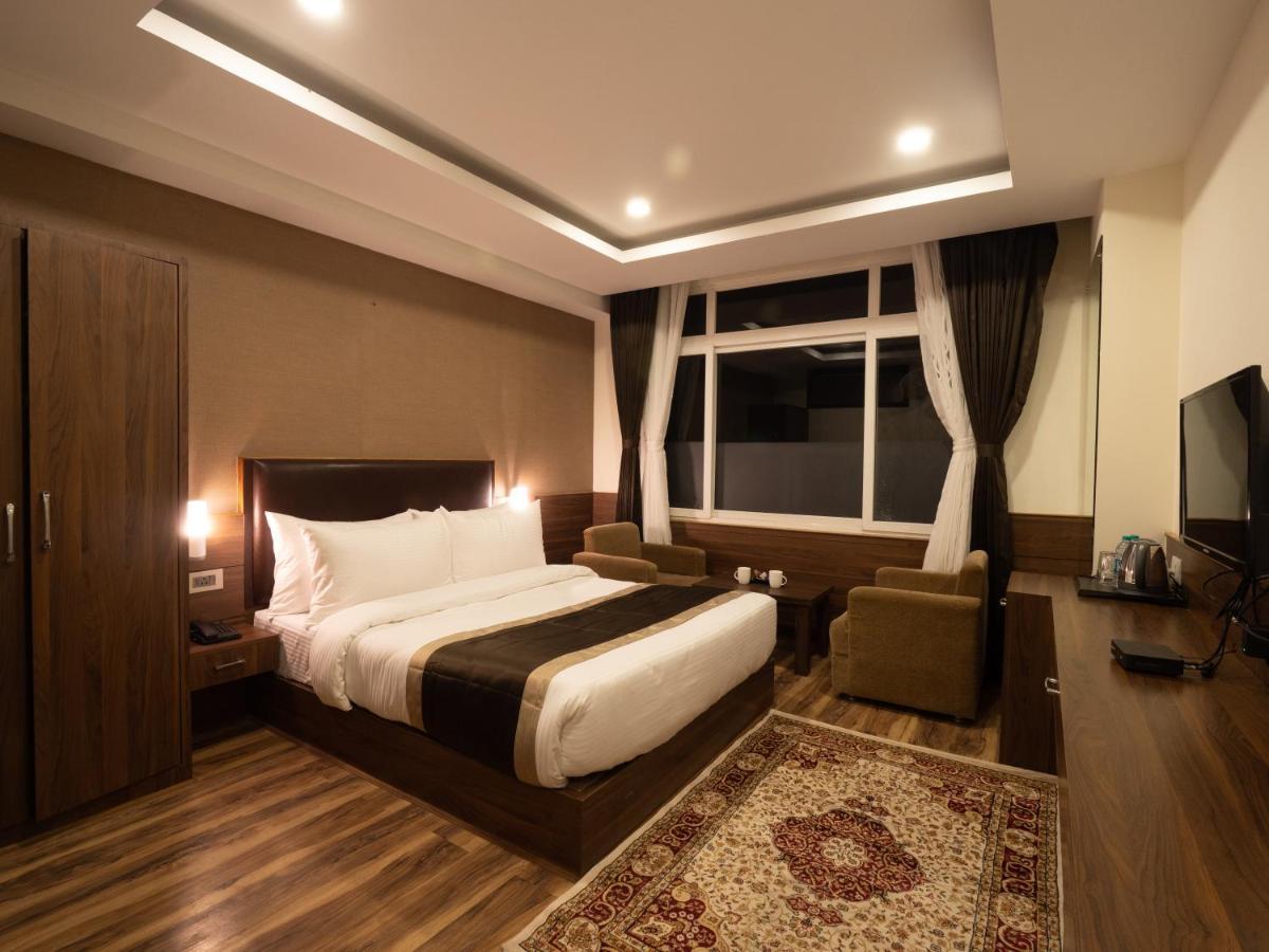 Shangri La Hotel 3*