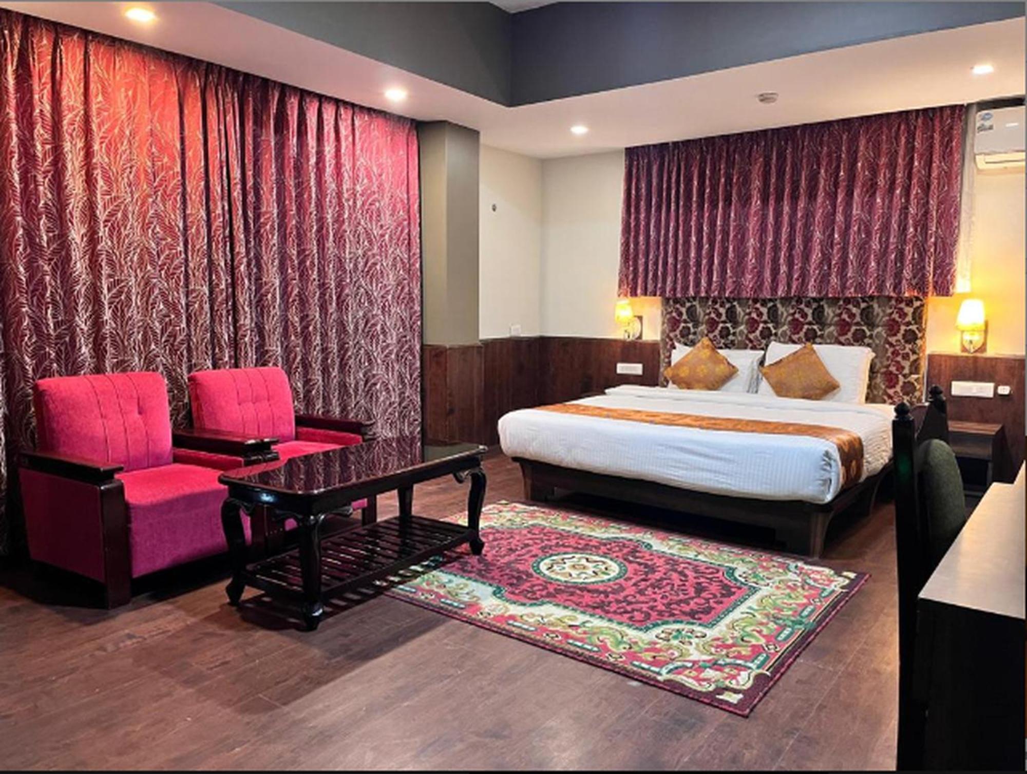 Kingston By Yagi, 600 Meters From M G Marg Hotel 4*