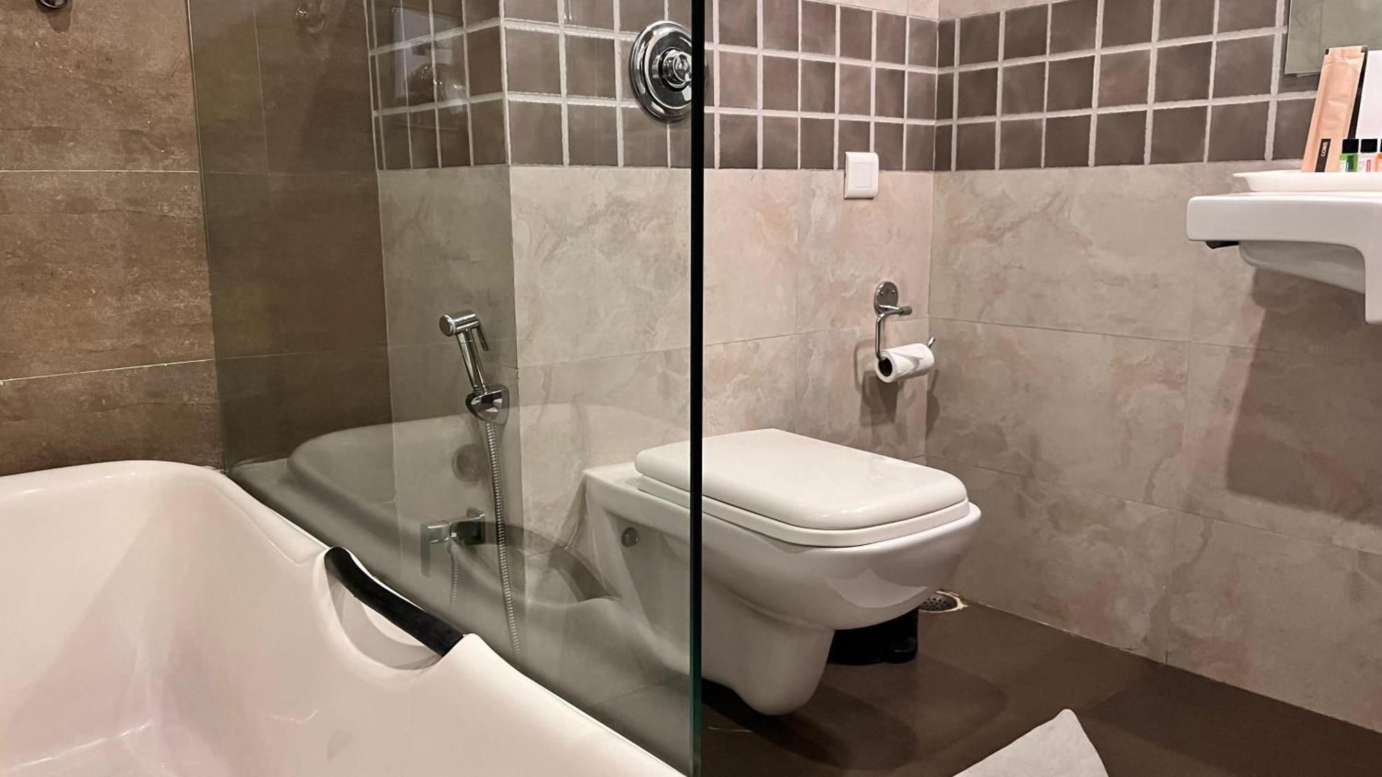 Hotel Kingston By Yagi, 600 Meters From M G Marg