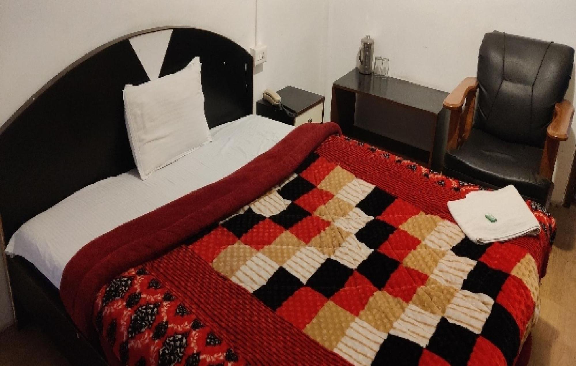 Capital O 8272 Pratigya Residency