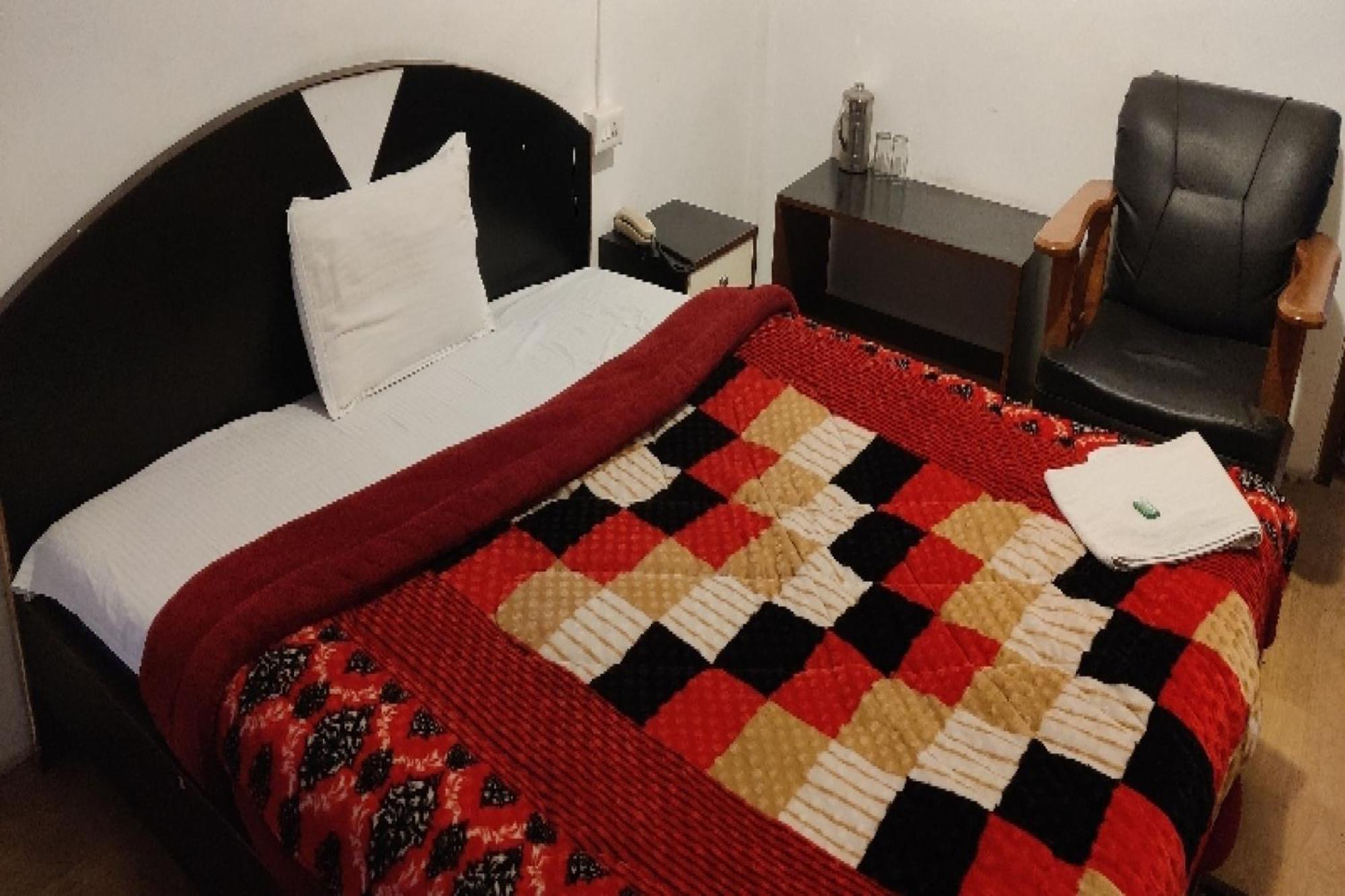 Capital O 8272 Pratigya Residency Hotel 3*