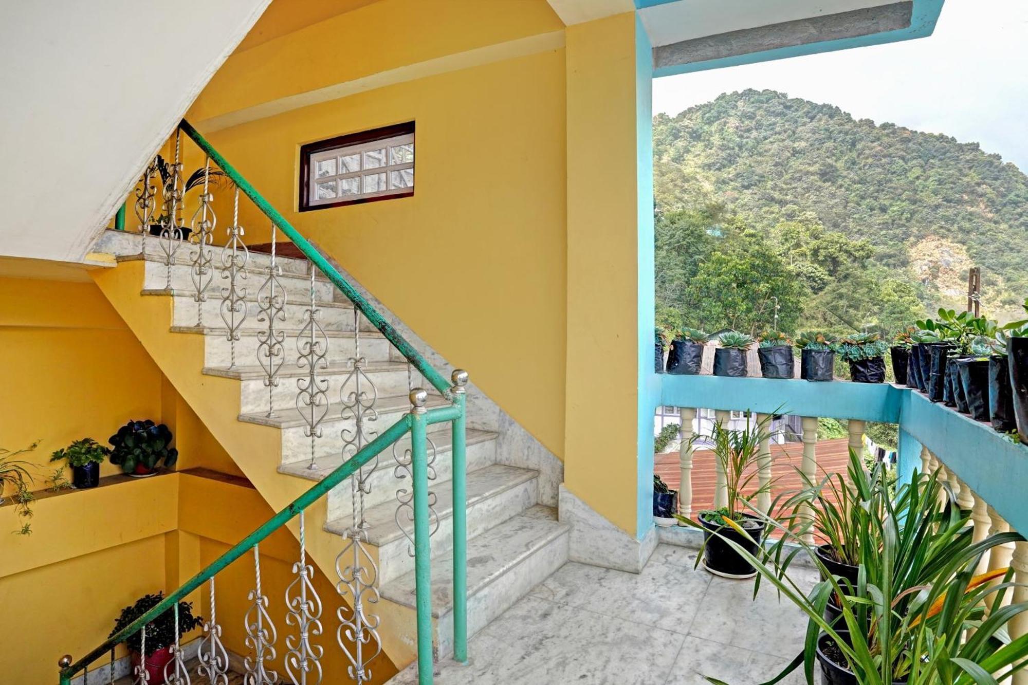 Hotel Capital O Basera