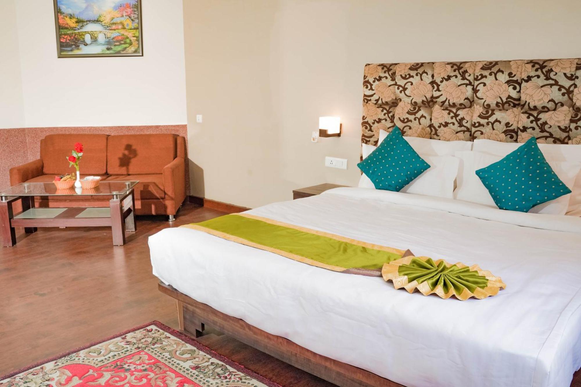 Hotel Kingston By Yagi, 600 Meters From M G Marg
