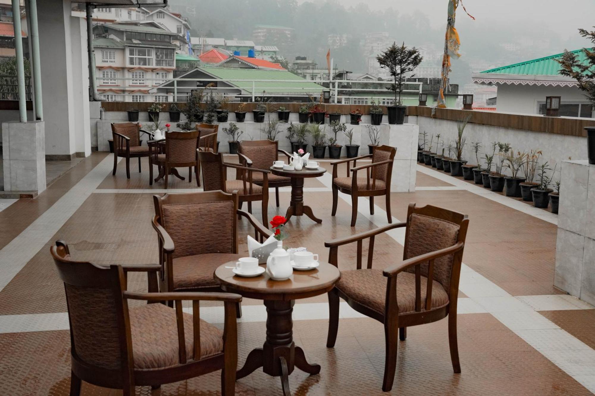 Hotel Kingston By Yagi, 600 Meters From M G Marg