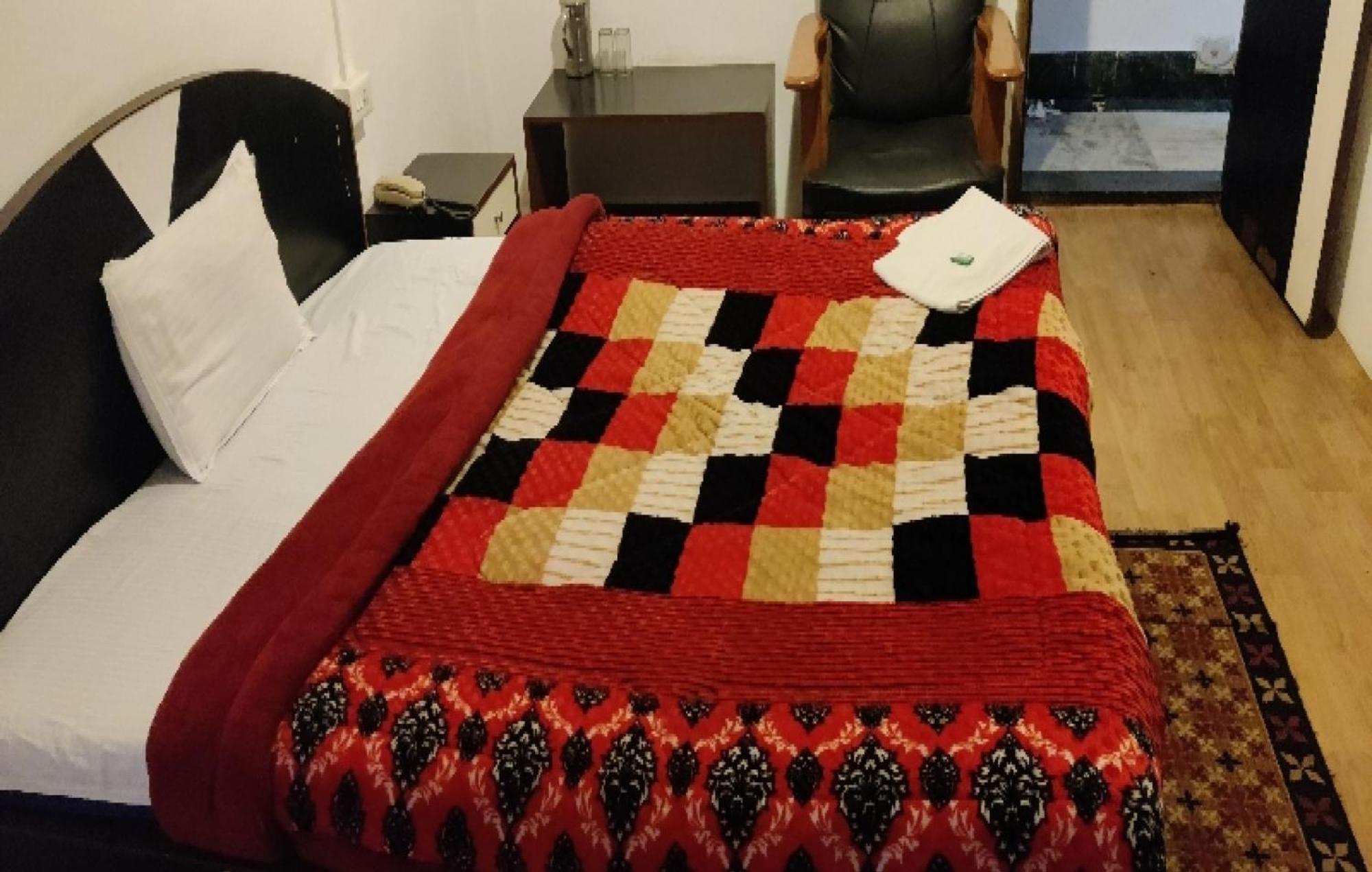 Capital O 8272 Pratigya Residency 3*