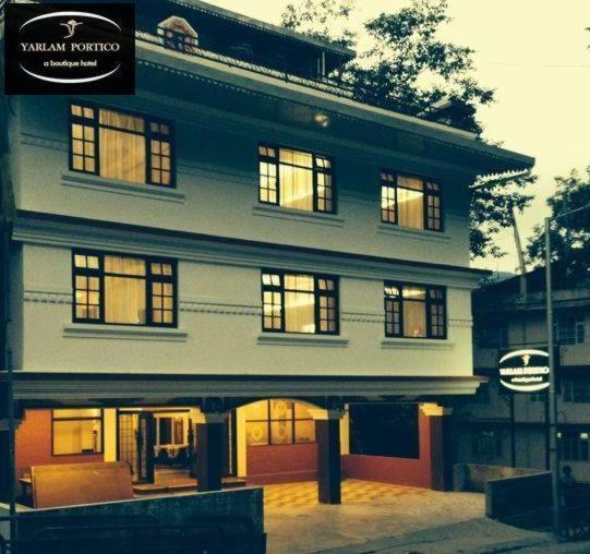 Yarlam Portico Hotel *