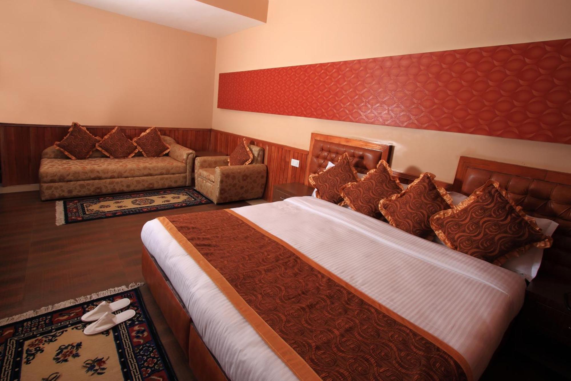 Yarlam Portico Hotel *