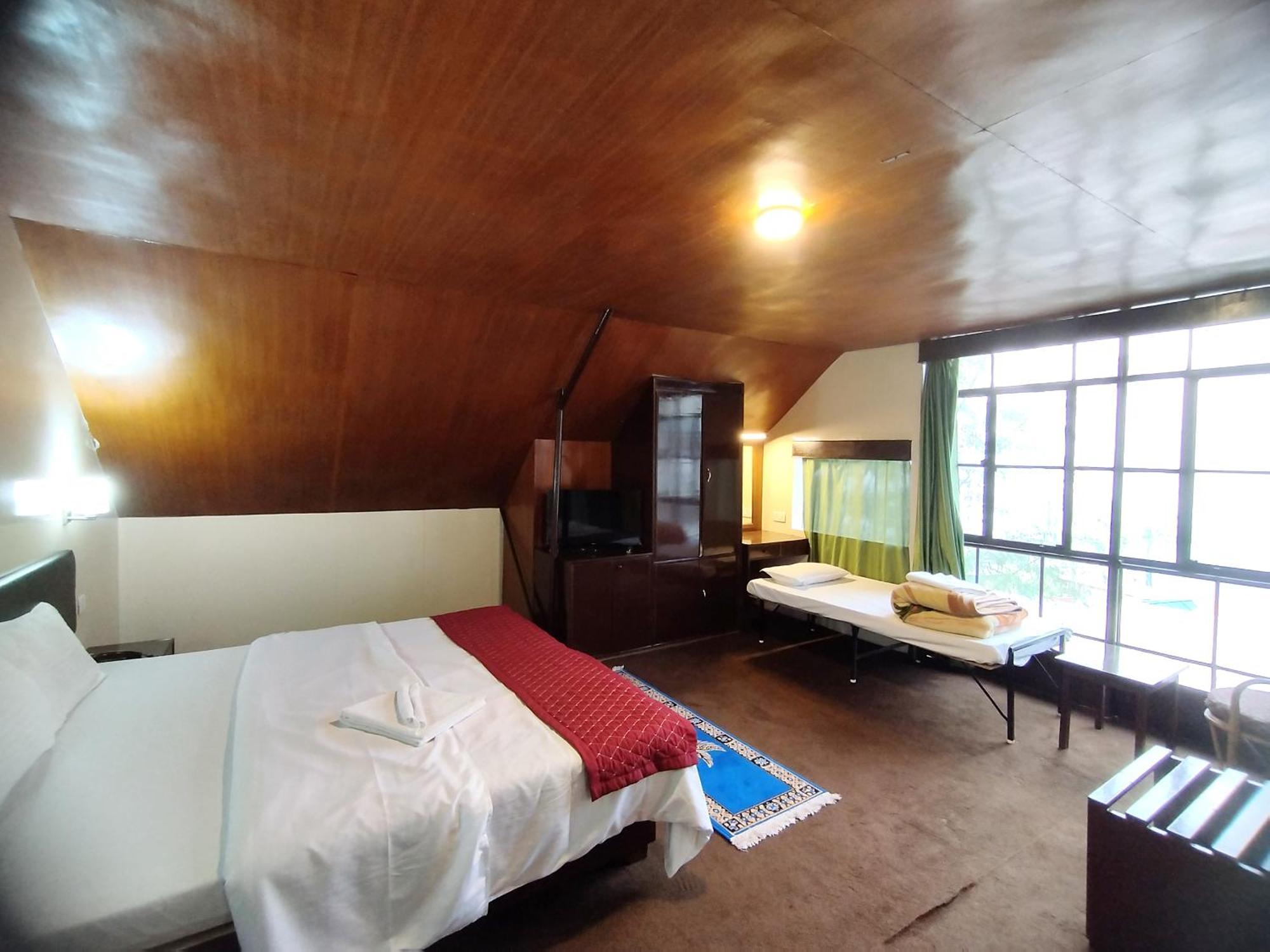 Bamboo Grove Hotel *