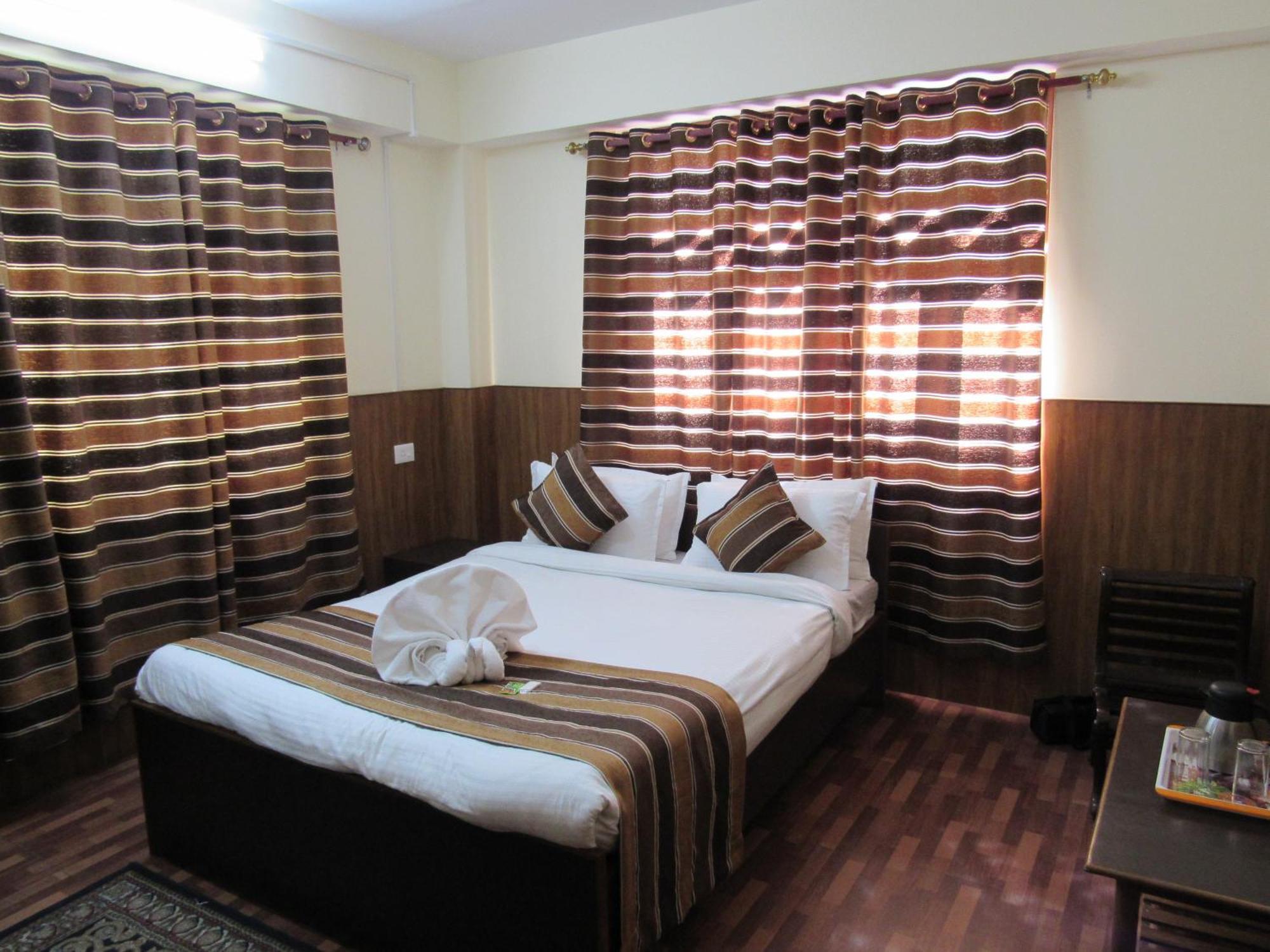 Kg Tusheta - 200 Mtrs From Mg Marg Hotel *