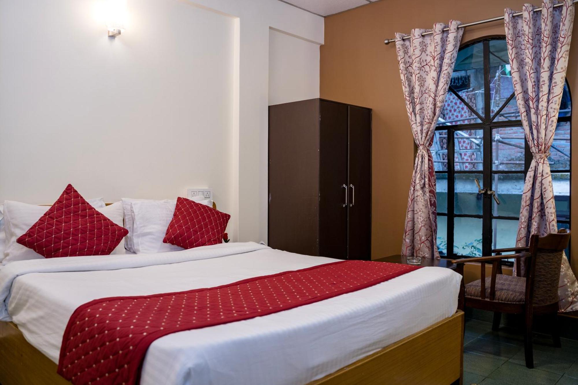 Sparrow Juniper Tree 2 Min Walk To Mg Marg Hotel 3*