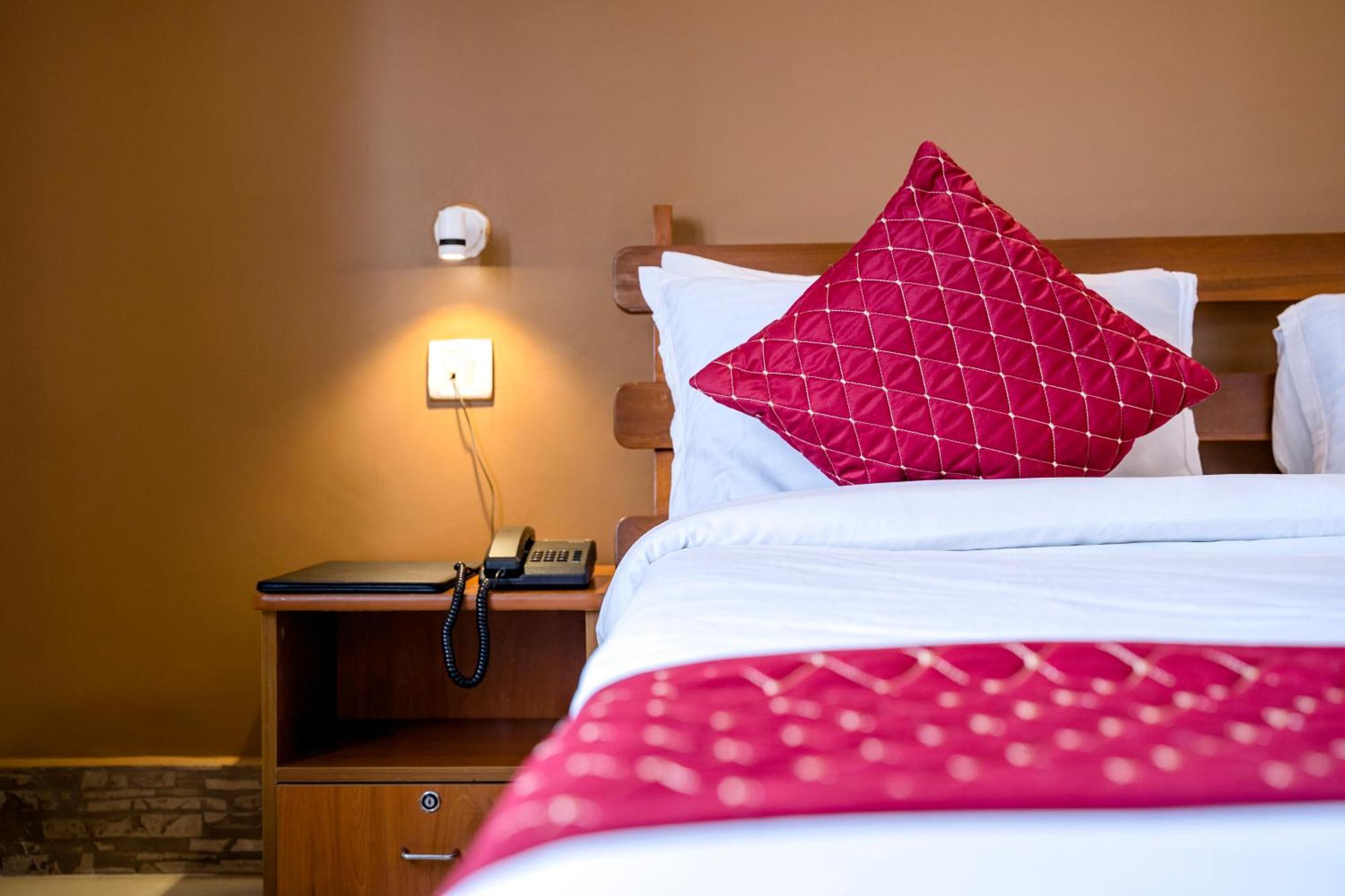 Hotel Sparrow Juniper Tree 2 Min Walk To Mg Marg