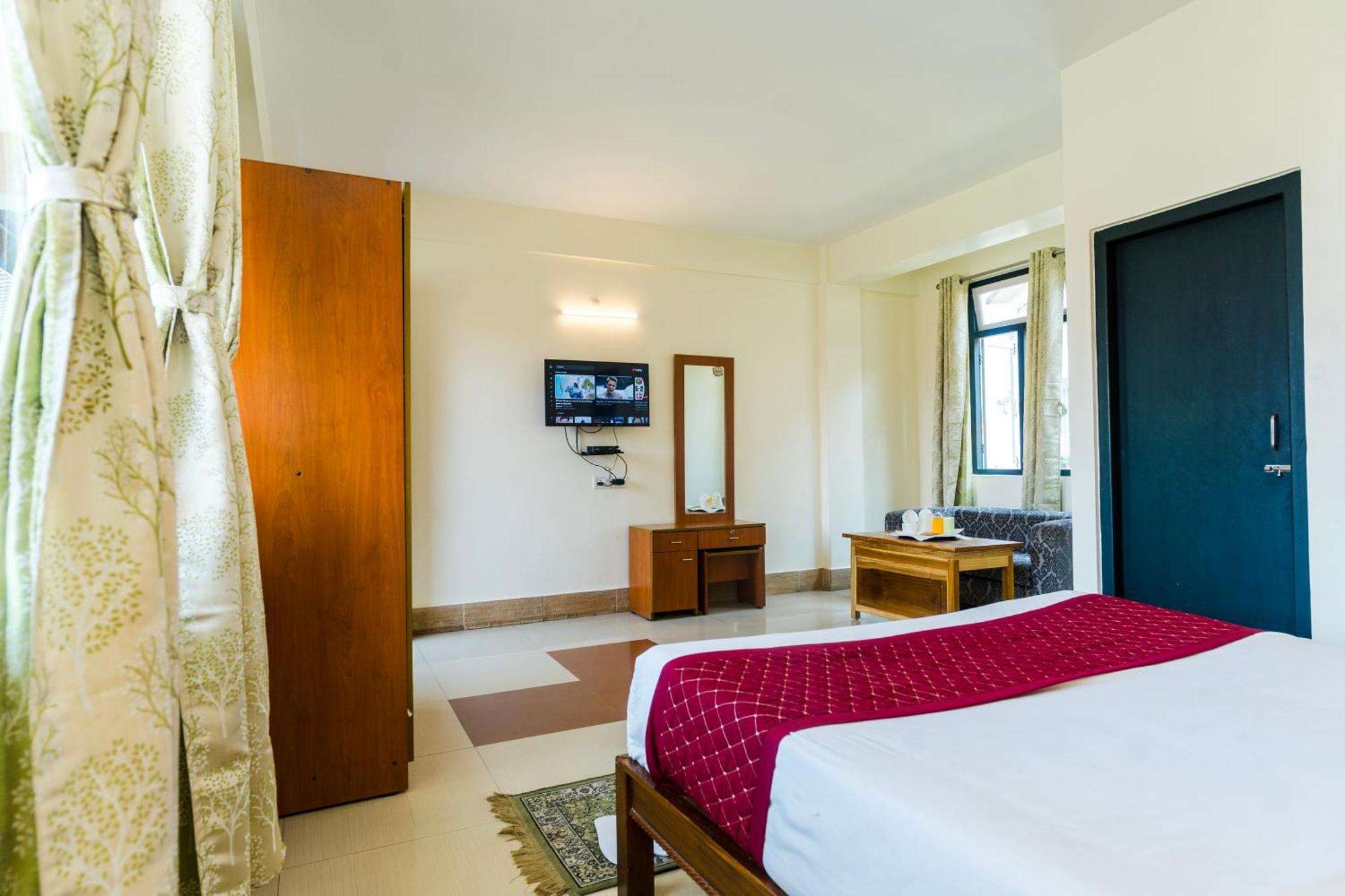 Sparrow Juniper Tree 2 Min Walk To Mg Marg Hotel 3*