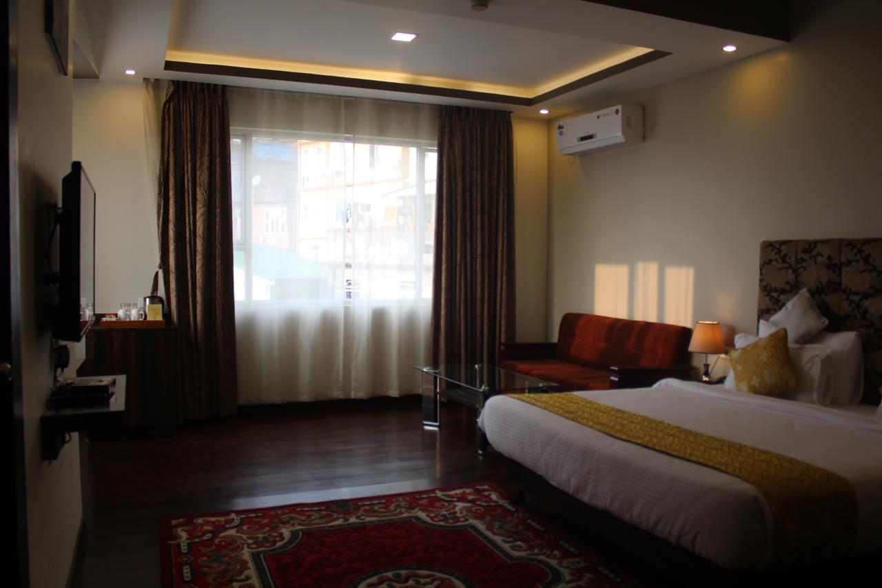The Lindsay Cheu Den 4*
