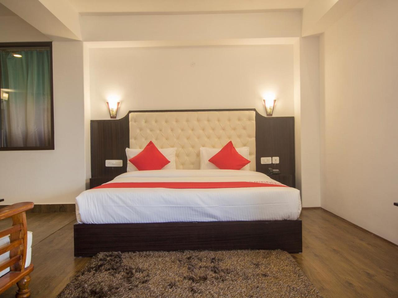 Oyo 16637 Tiara Regency Hotel 3*