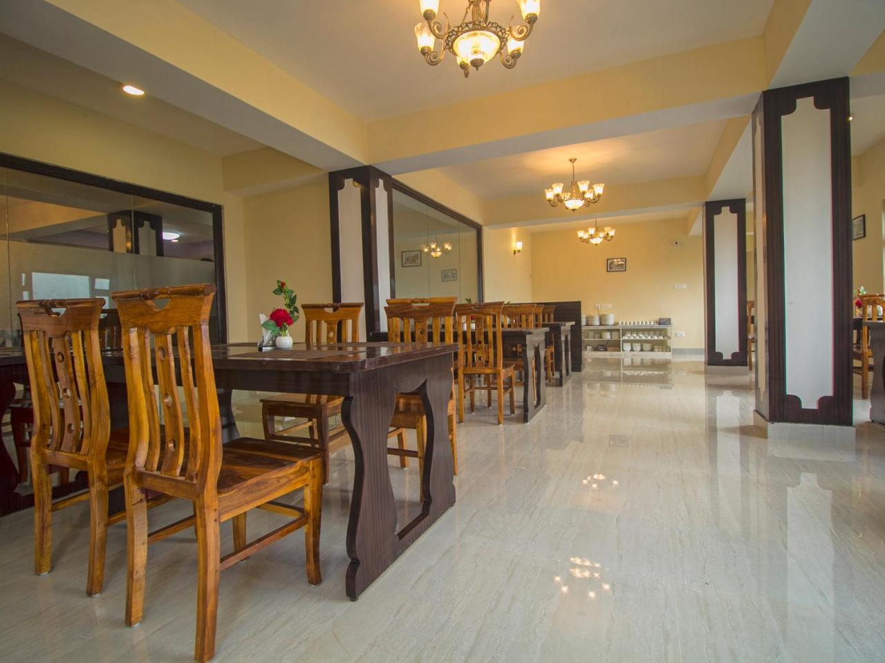 Hotel Oyo 16637 Tiara Regency 3*