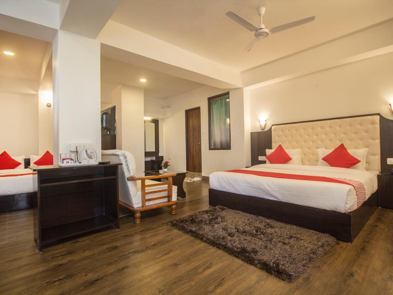 Oyo 16637 Tiara Regency Hotel