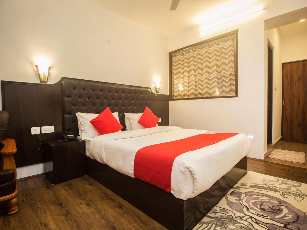 Oyo 16637 Tiara Regency Hotel 3*
