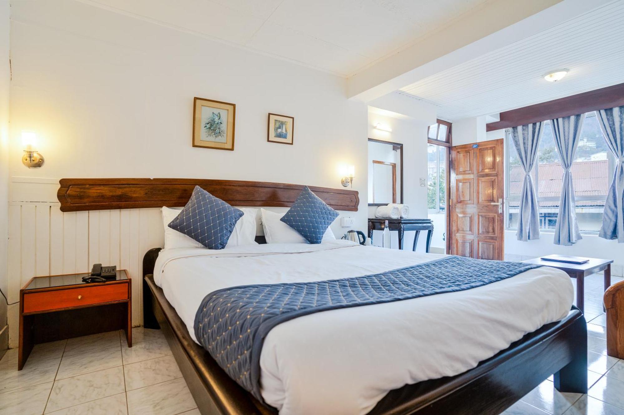 Hotel Sparrow Cherry 2 Min Walk To Mg Marg 4*