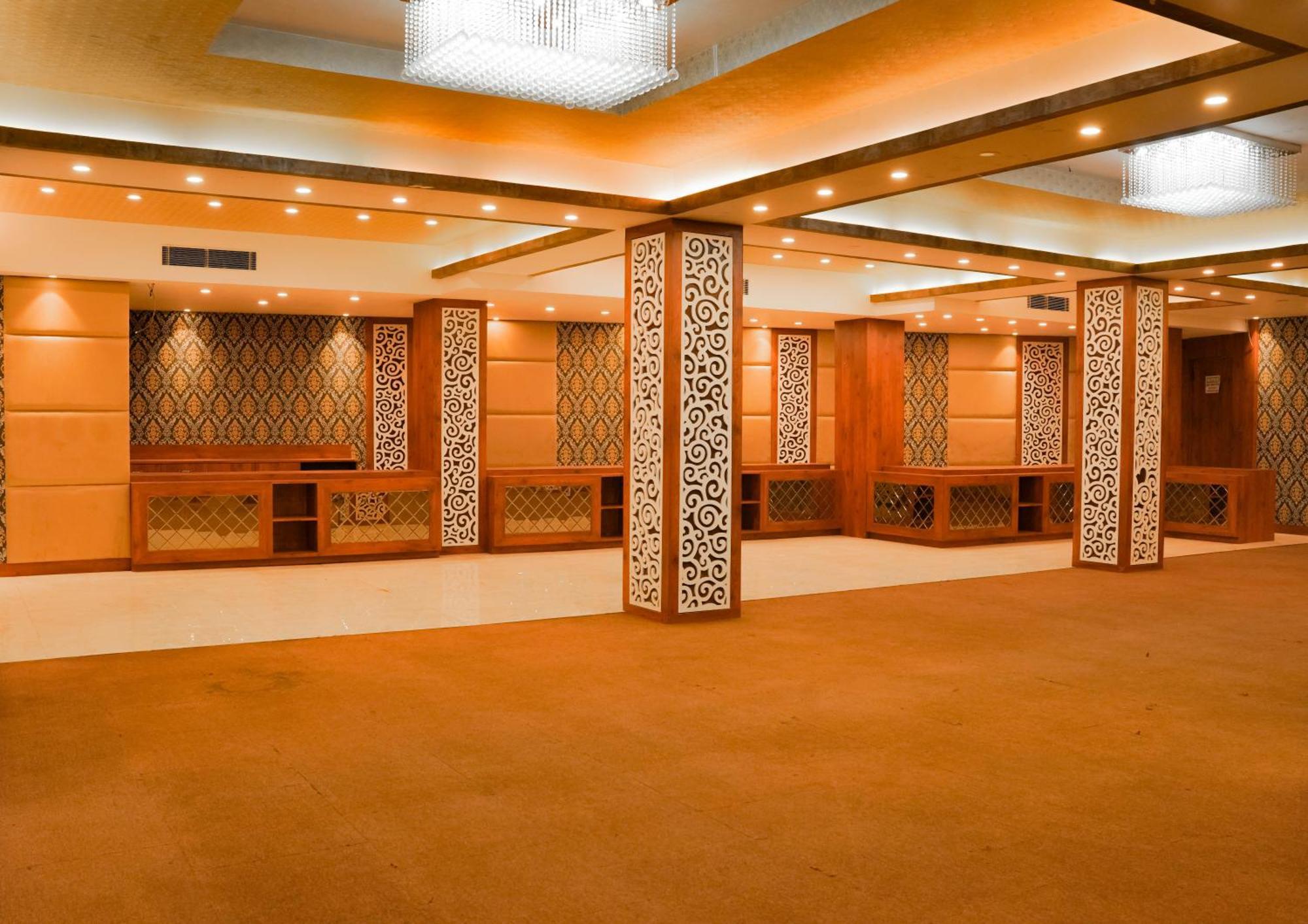 Hotel Kingston By Yagi, 600 Meters From M G Marg