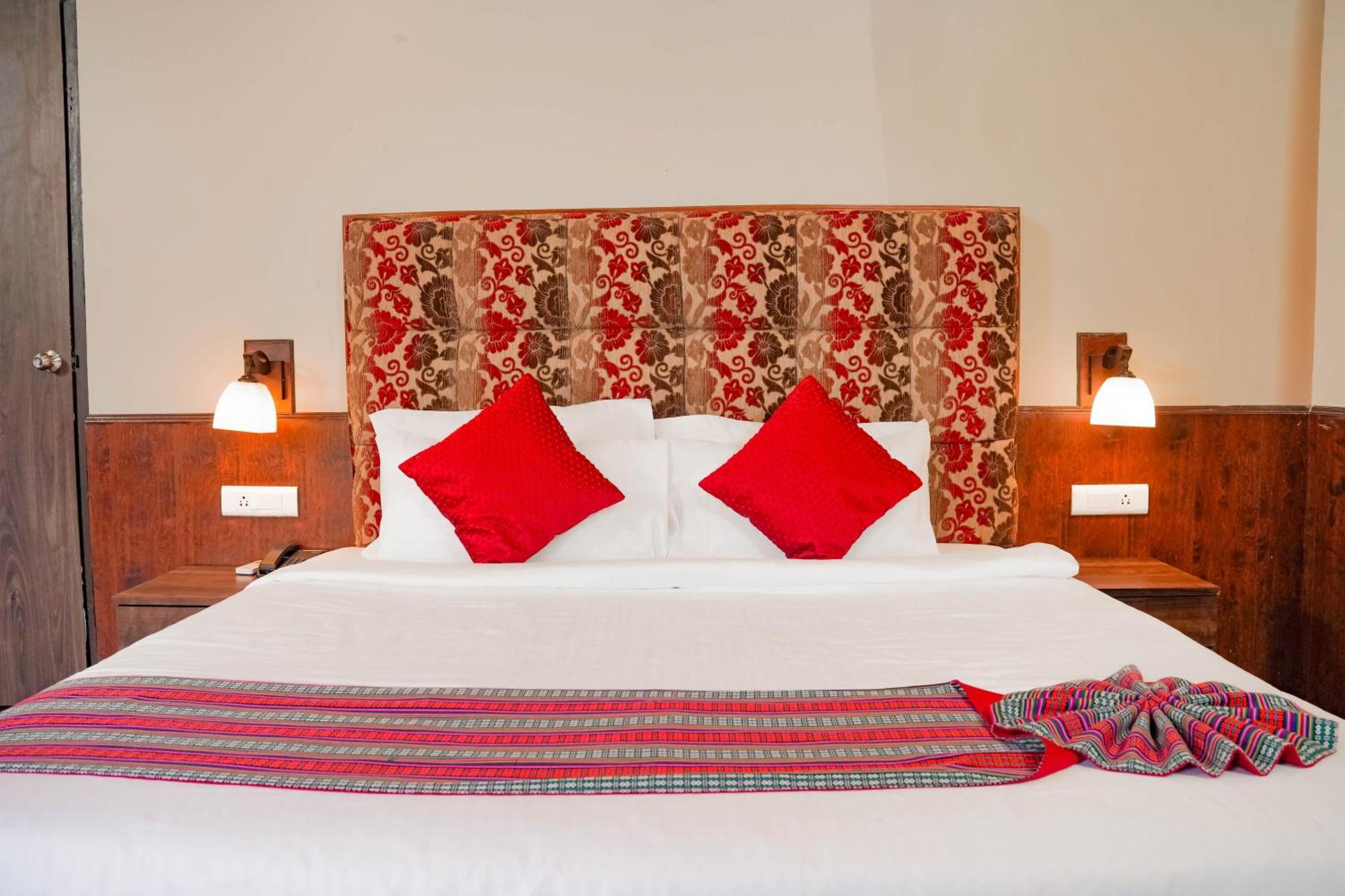 Kingston By Yagi, 600 Meters From M G Marg Hotel 4*