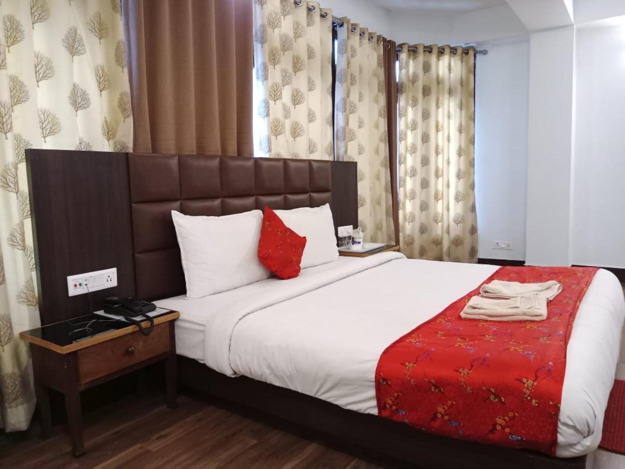 Dew Pond-near Palzor Stadium Hotel 3*