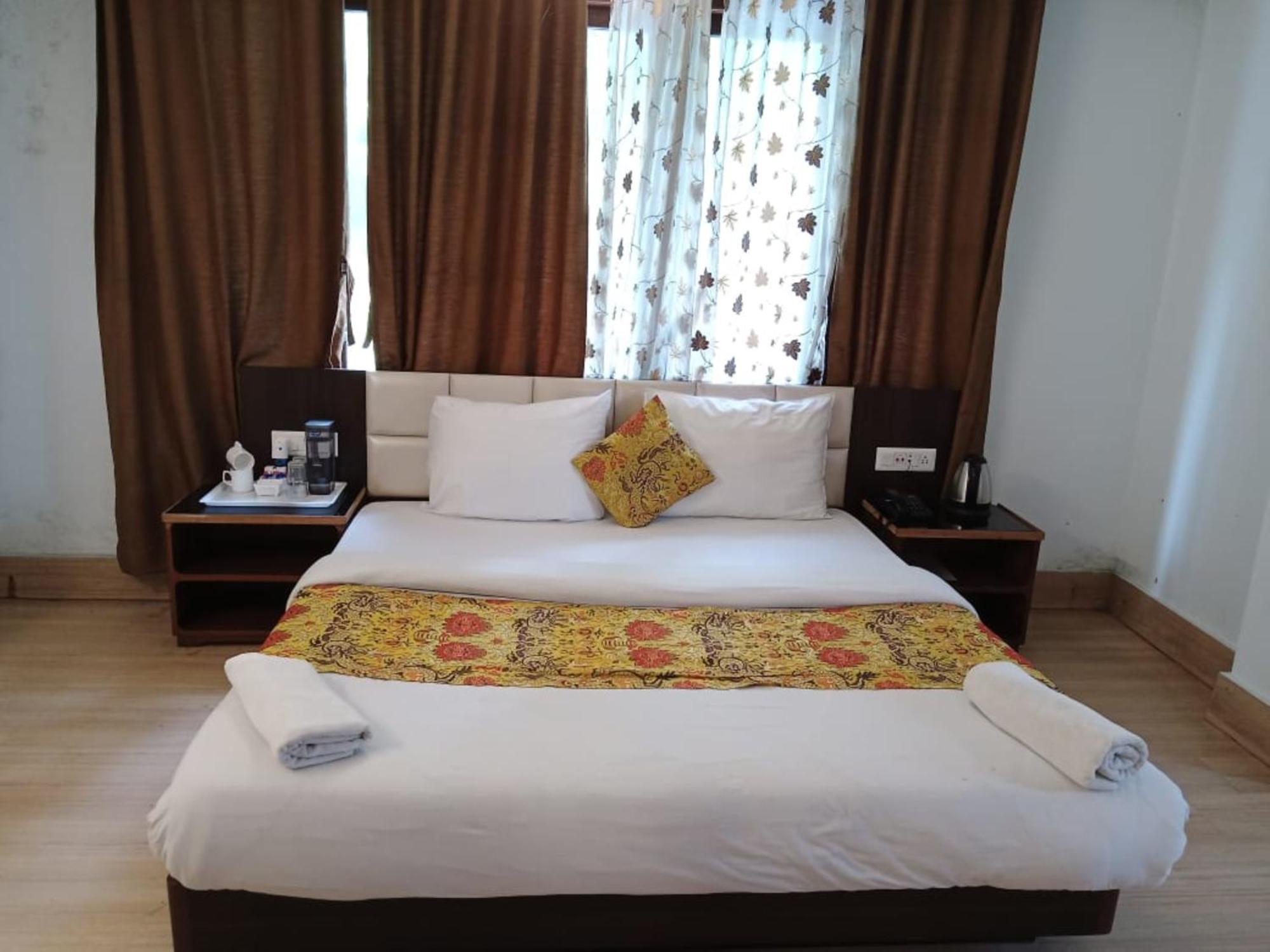 Hotel Dew Pond-near Palzor Stadium 3*