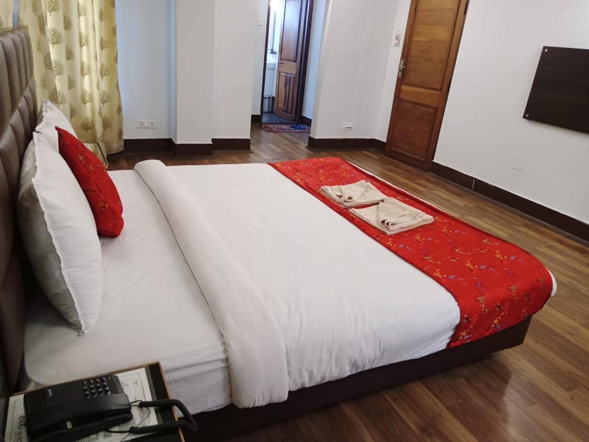 Hotel Dew Pond-near Palzor Stadium 3*