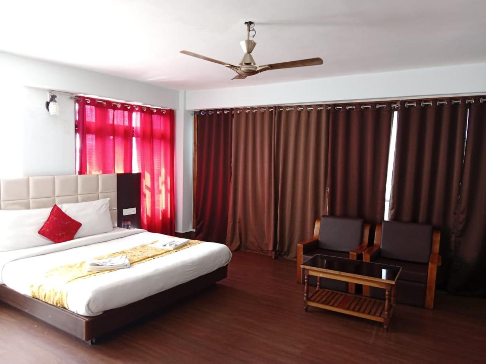 Dew Pond-near Palzor Stadium Hotel 3*