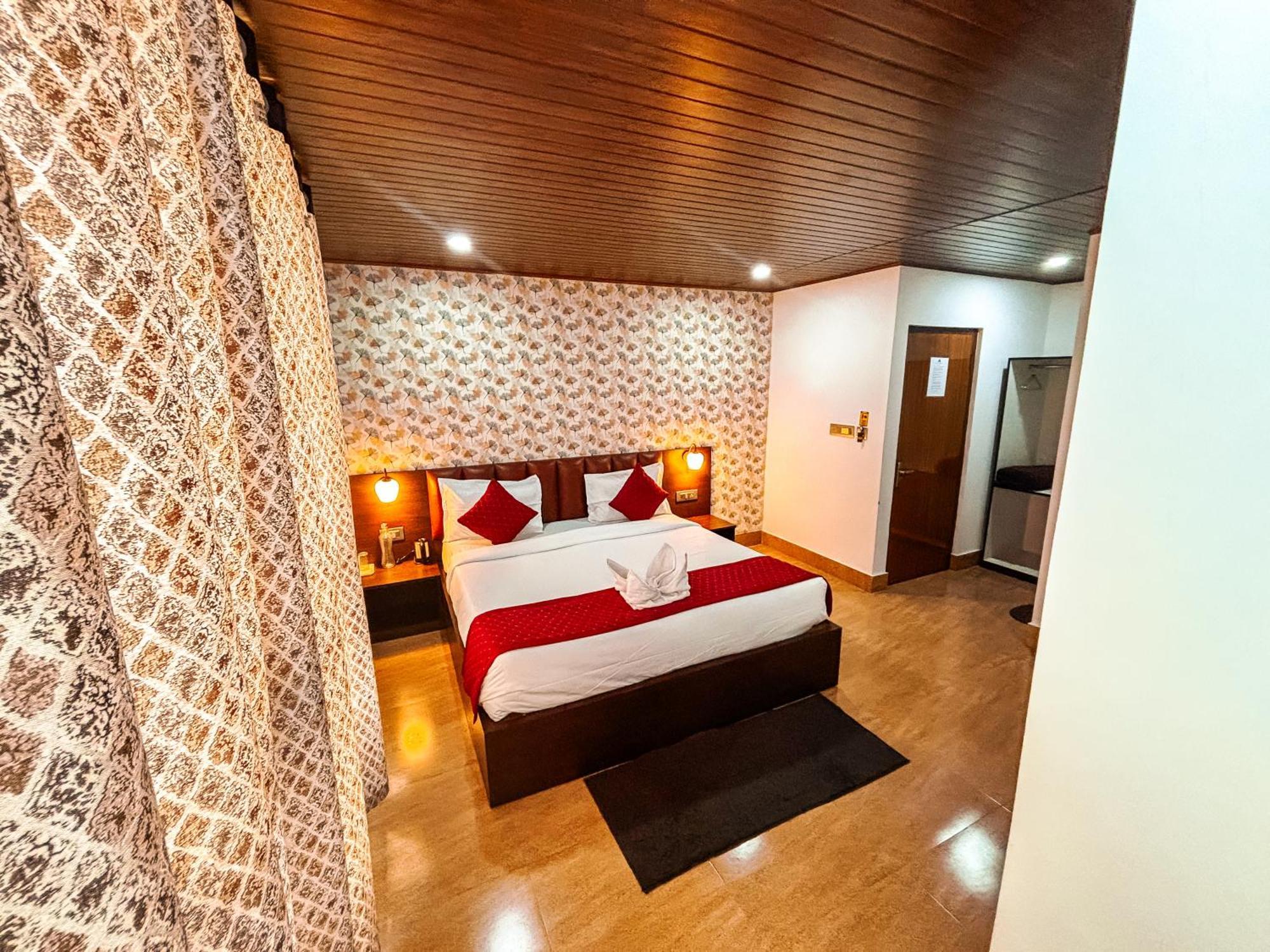 Hotel Kinlay By Sucasa Hills Near Mg Marg 3*