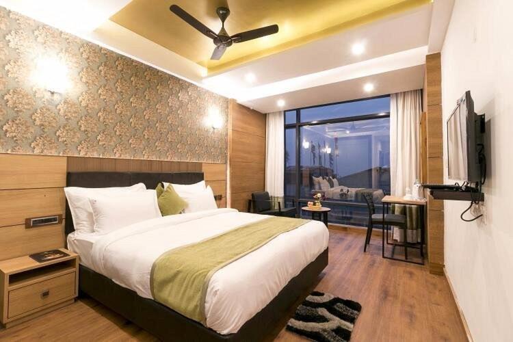 The Regal & Lounge Hotel