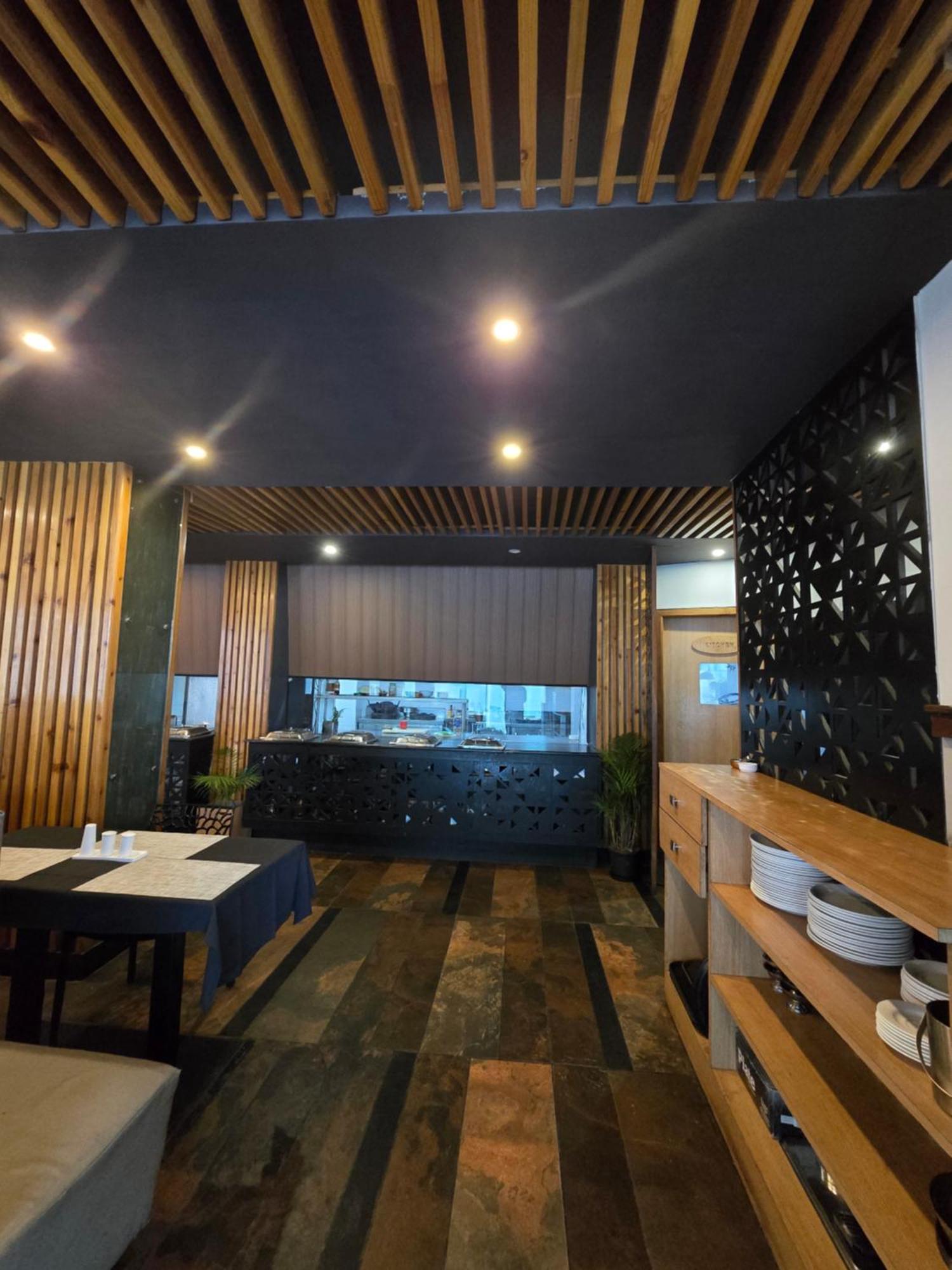 Hotel The Regal & Lounge
