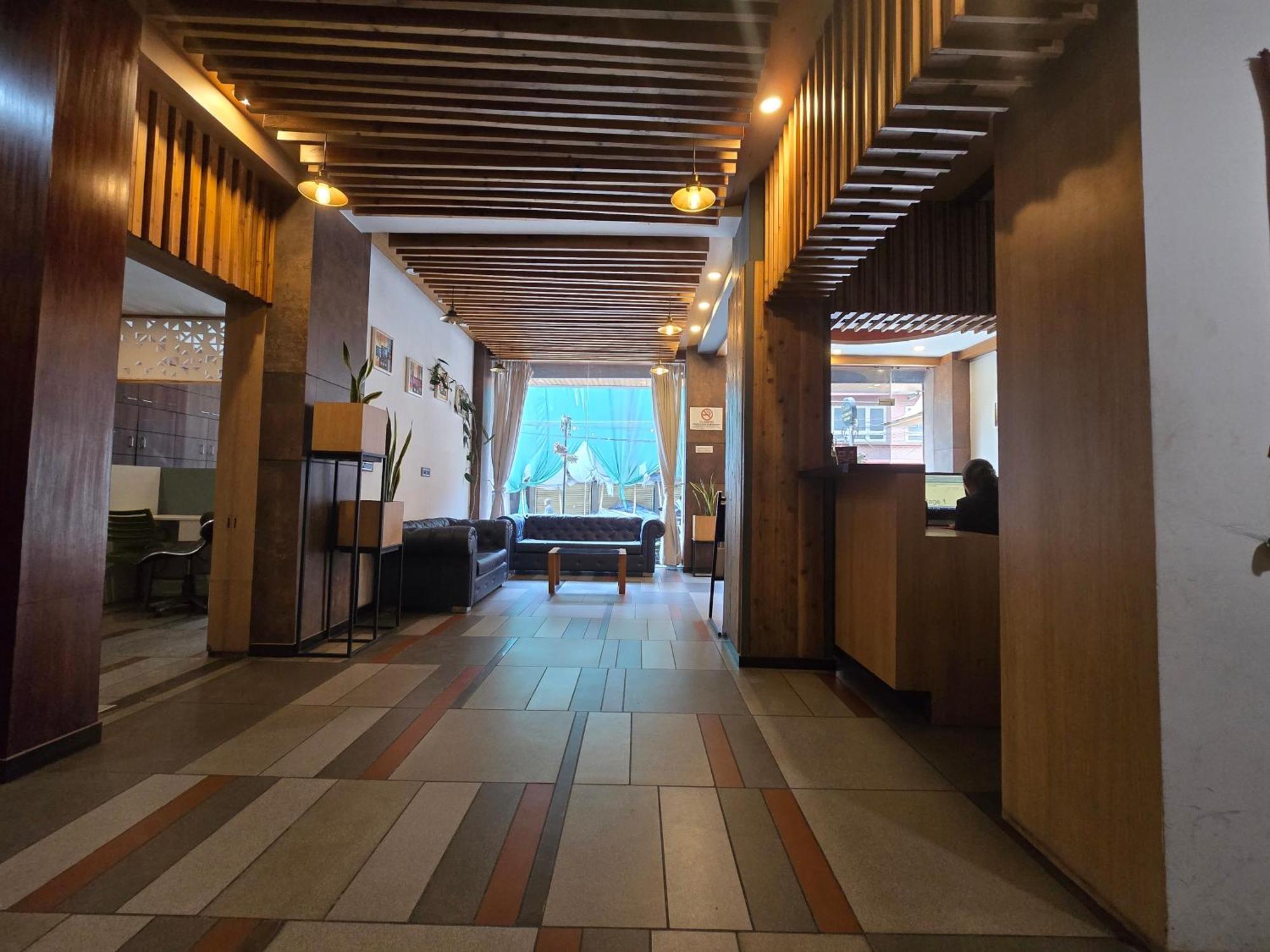 The Regal & Lounge Hotel