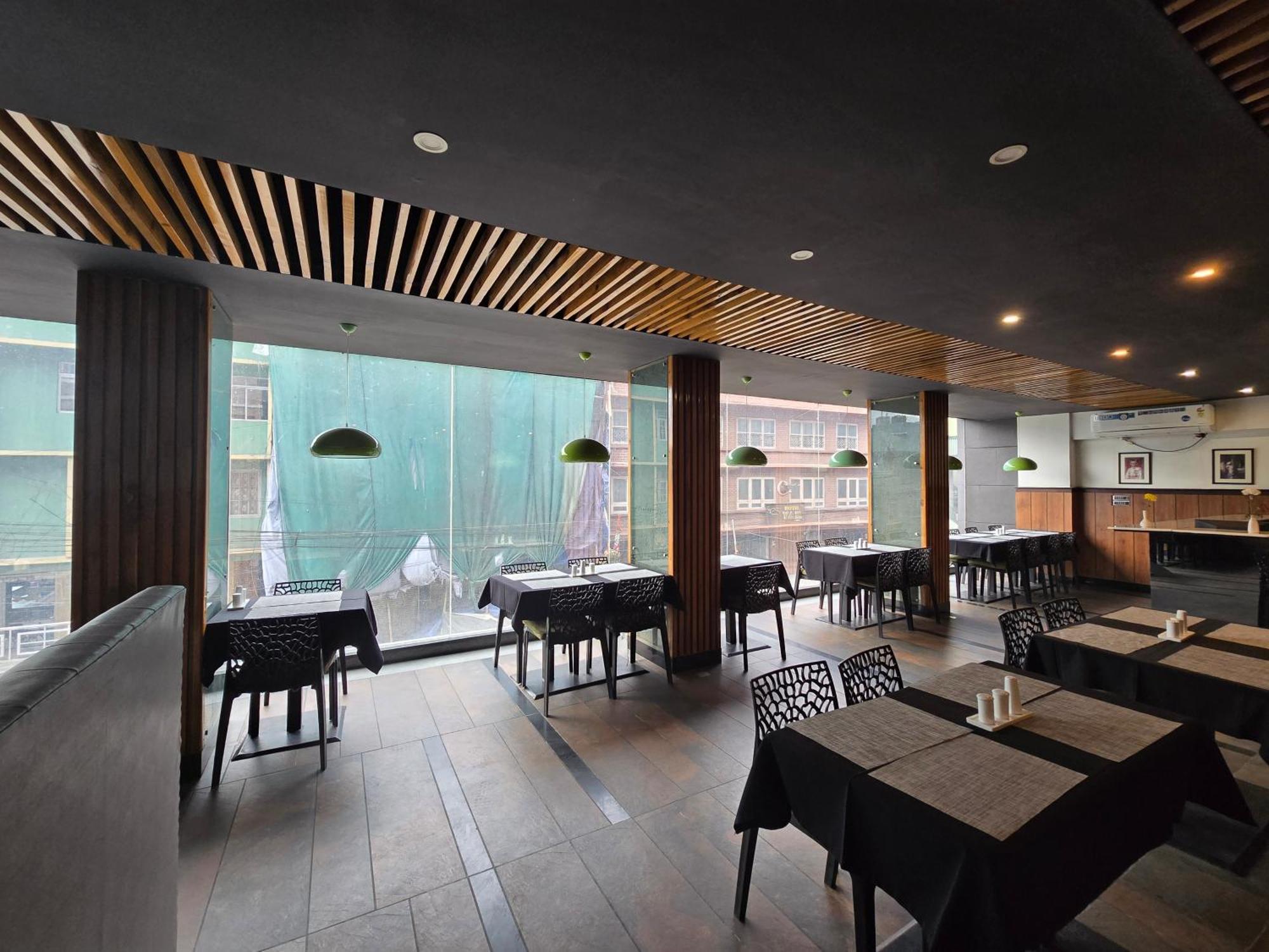 The Regal & Lounge Hotel 3*