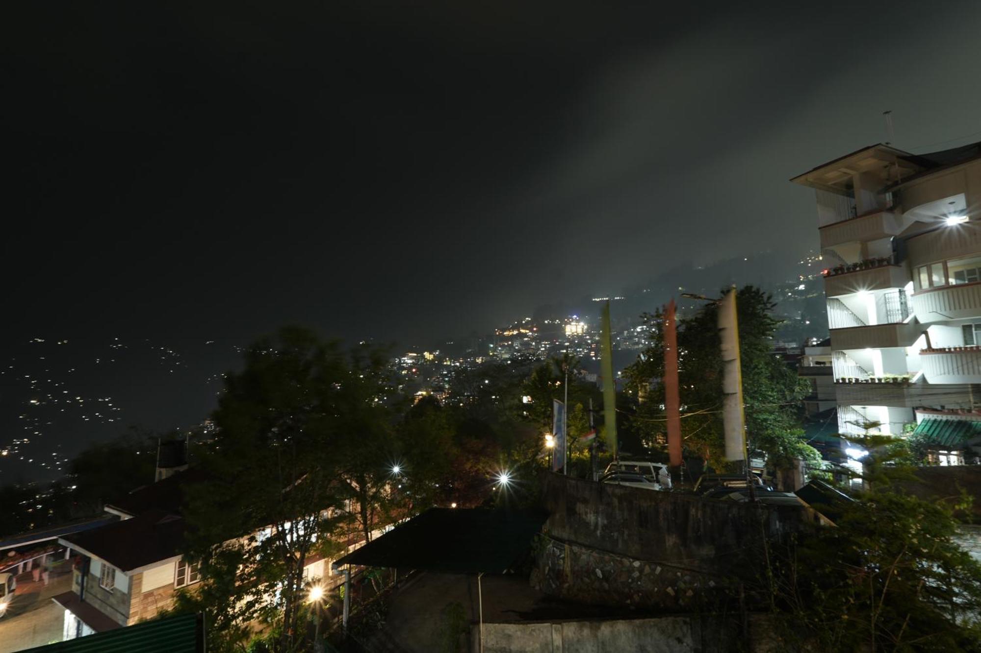 Sparrow Juniper Tree 2 Min Walk To Mg Marg Hotel Gangtok
