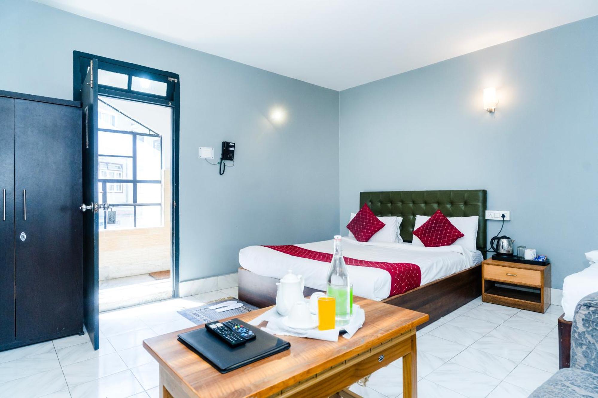 Hotel Sparrow Juniper Tree 2 Min Walk To Mg Marg 3*