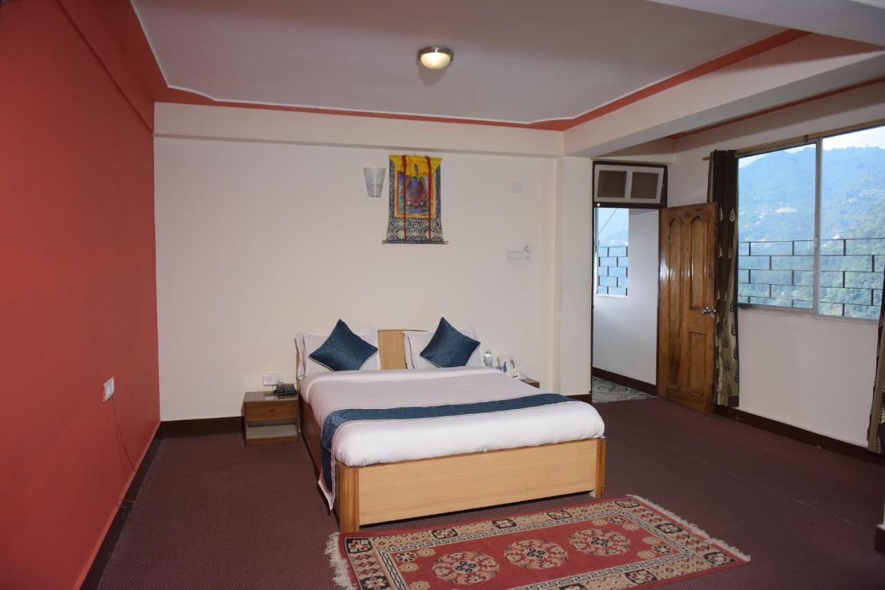 Four Square Holidayz, Hotel