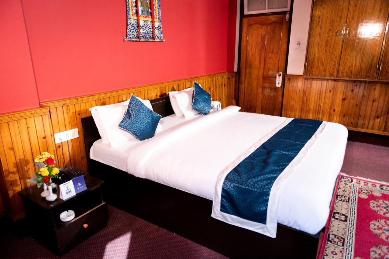 Four Square Holidayz, Hotel